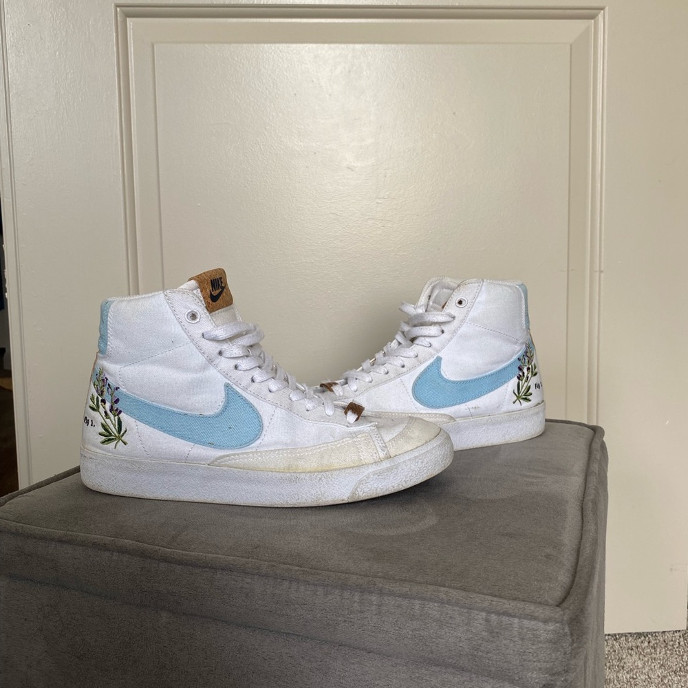 Nike Blazer Mid ‘77 SE GS Indigo White and Light Blue Floral High-Tops